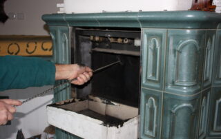 Důkladné čištění teplovodního výměníku zabudovaného v kamnové vložce Brunner